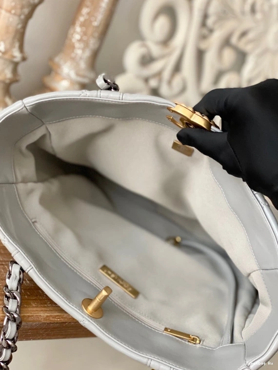 First Bag Ru BAG CHANEL 19 SHOPPING 0817